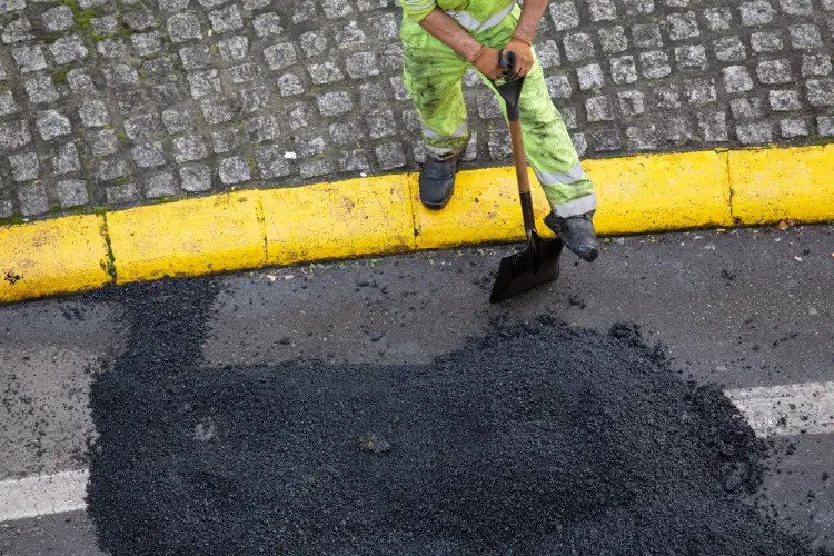 repair of cracks in asphalt