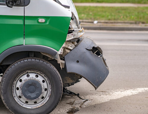 Em caso de colisão, qual é a função dos atenuadores de impacto doe veículo?