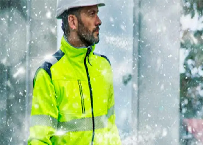 Hombre en exterior con chaqueta softshell softshell outdoor work