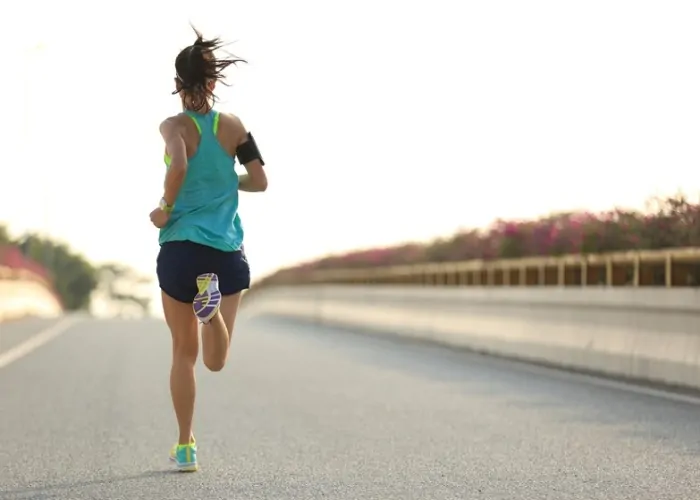 young woman runner running on city bridge road cinta reflectante para ropa