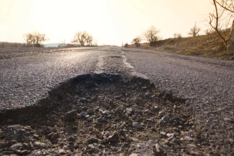 Cómo reparar un bache de asfalto